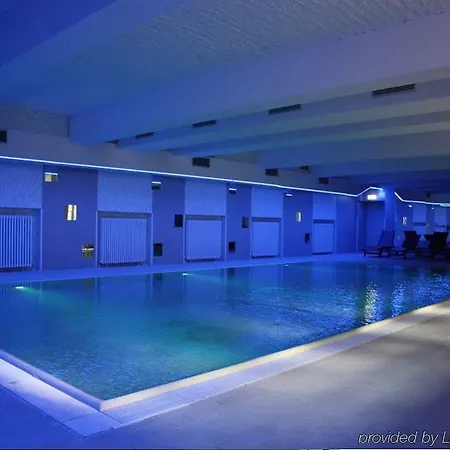 Otel Und 3*